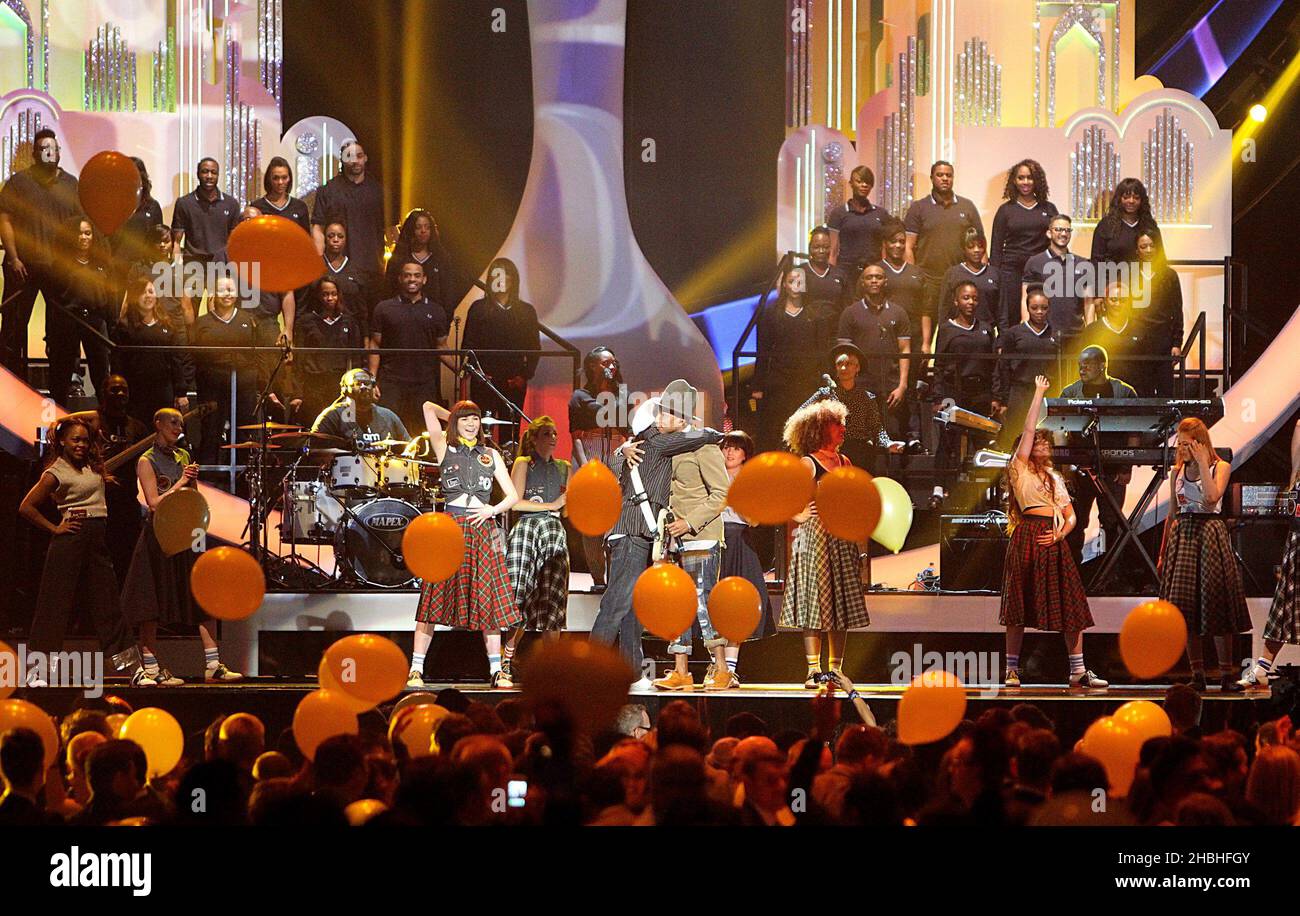 Nile Rodgers und Pharrell Williams auf der Bühne während der Brit Awards 2014 in der O2 Arena, London. Stockfoto