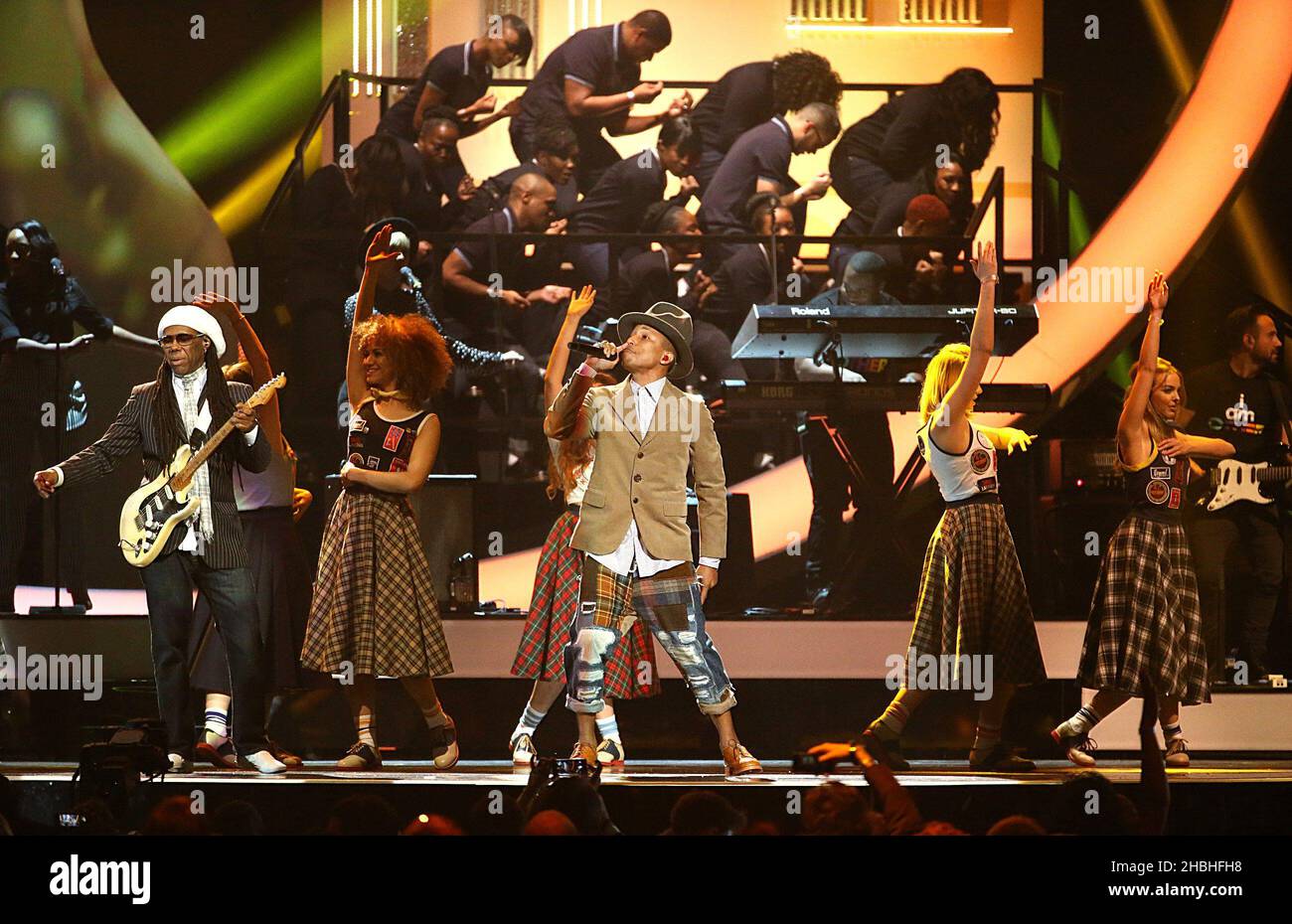Nile Rodgers und Pharrell Williams auf der Bühne während der Brit Awards 2014 in der O2 Arena, London. Stockfoto