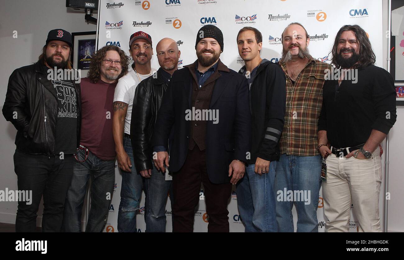 Zac Brown und die Zac Brown Band posieren hinter der Bühne beim Country to Country Festival in der 02 Arena in London. Stockfoto