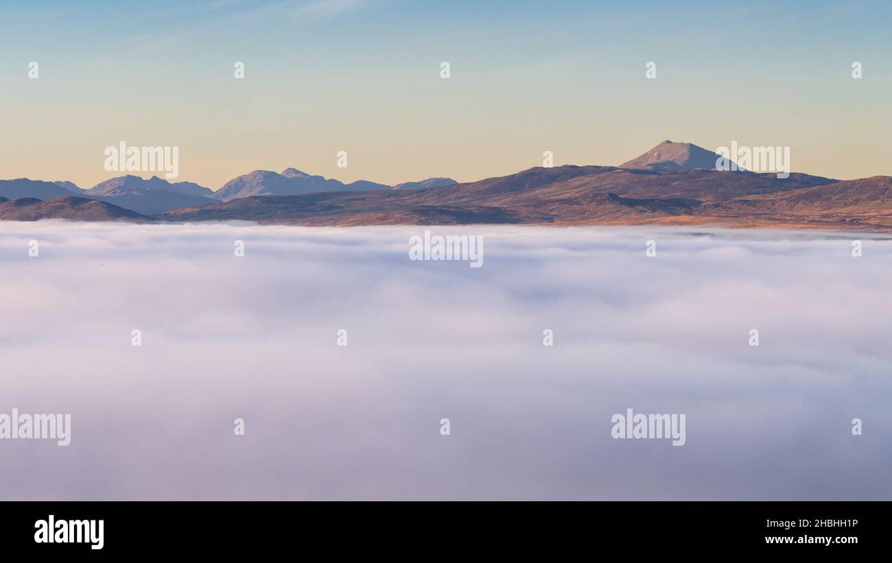 Ben Lomond, der Cobbler und die Arrochar-Alpen während einer Wolkeninversion, Schottland, Großbritannien Stockfoto