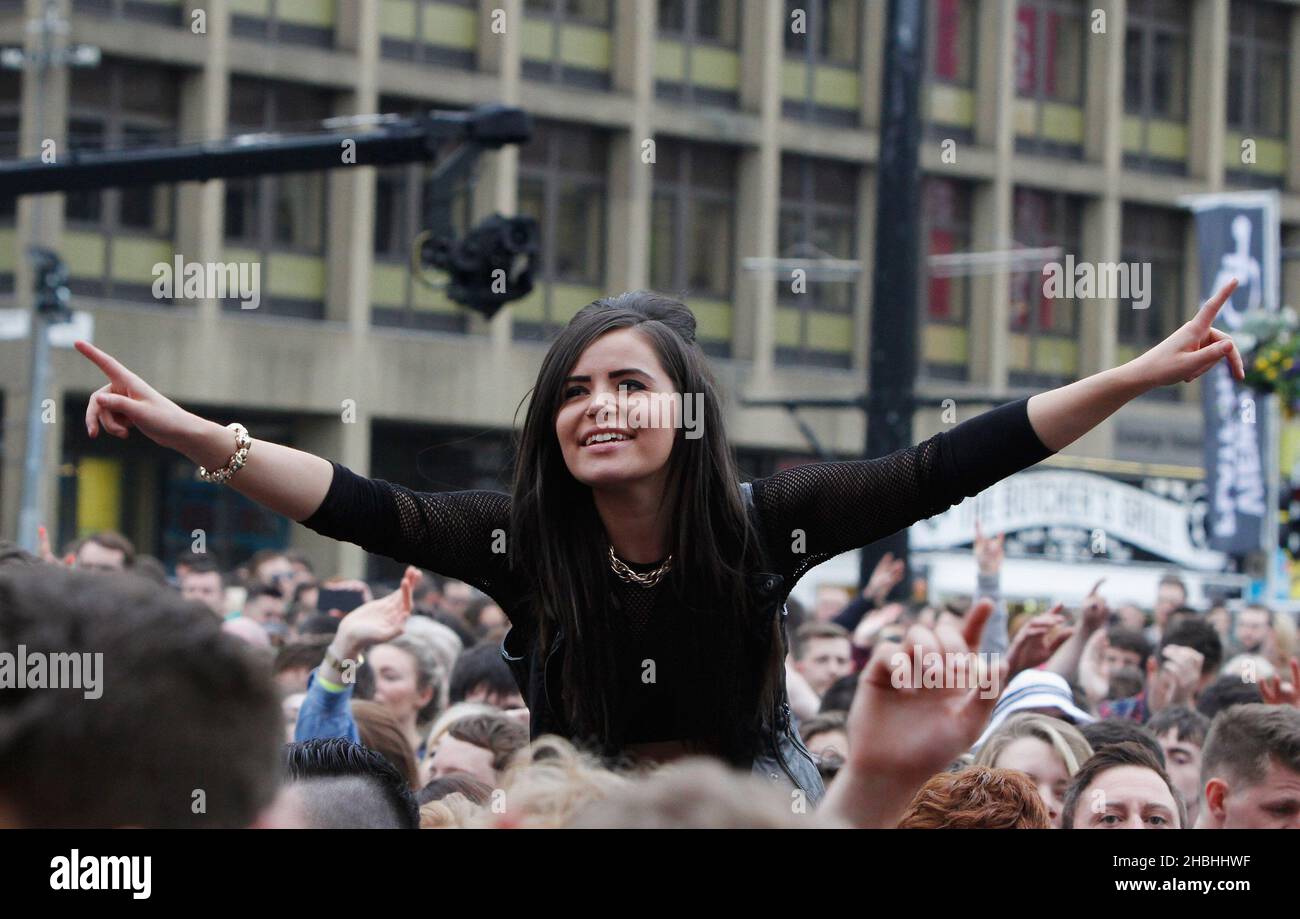 Fans in den Massen während des BBC Radio 1 Big Weekend Festivals in Glasgow, Schottland. Stockfoto