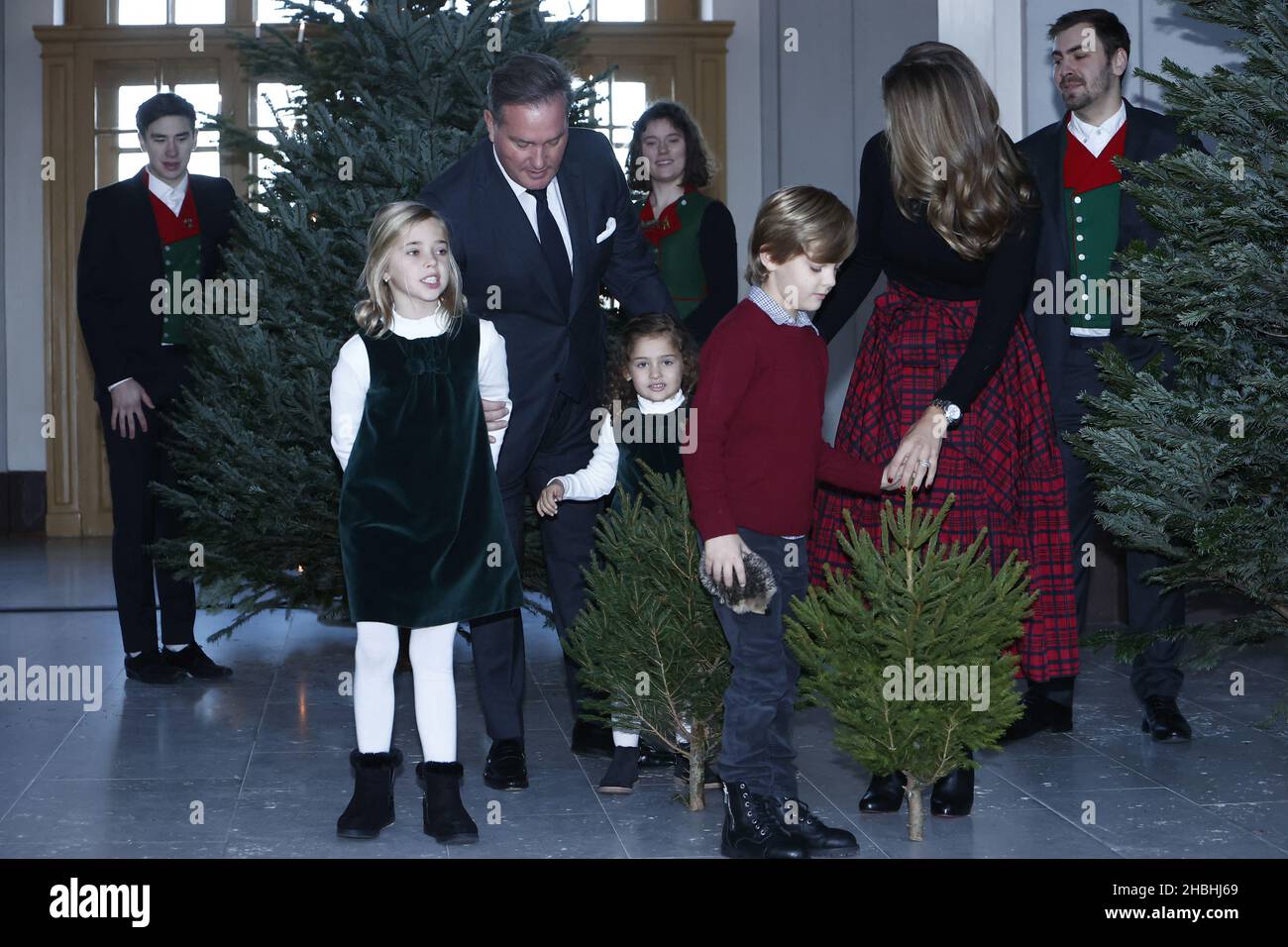 Stockholm, Schweden. 20th Dez 2021. Prinzessin Madeleine, Prinzessin Adrienne, Prinzessin Leonore, Prinz Nicolas und Christopher O'Neill im Königspalast der Studentenvereinigung Skogshighschool für die Übergabe von Weihnachtsbäumen. Stockholm, Schweden, 20. Dezember 2021. Foto von Patrik Osterberg/Stella Pictures/ABACAPRESS.COM Quelle: Abaca Press/Alamy Live News Stockfoto