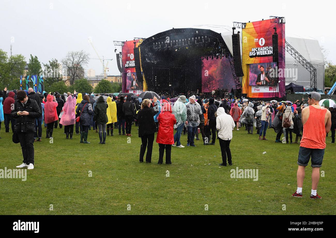Regnerisches Wetter Blick auf Publikum und Bühne während des BBC Radio 1 Big Weekend Festivals auf Glasgow Green in Glasgow, Schottland. Stockfoto