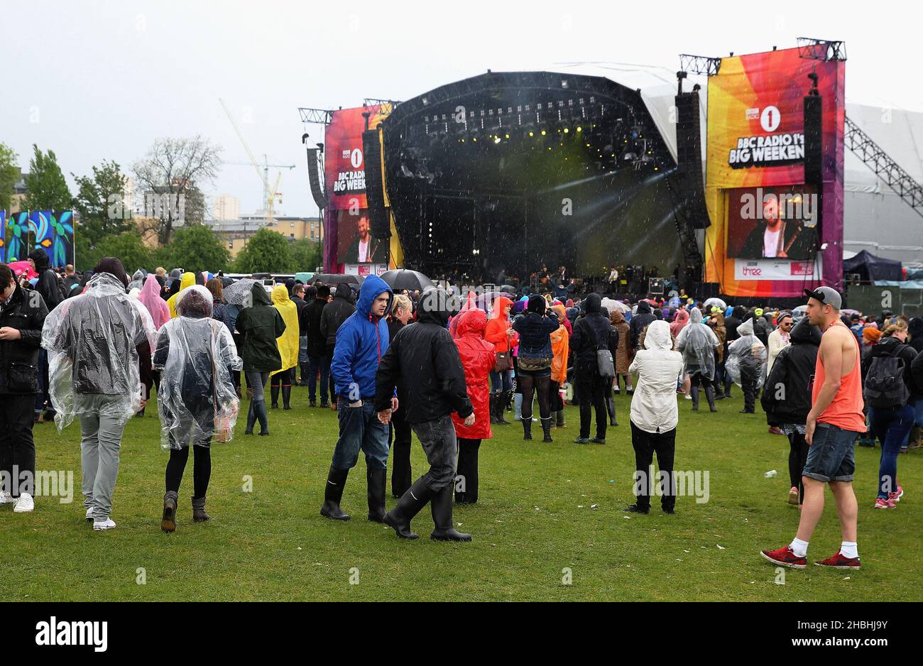 Regnerisches Wetter Blick auf Publikum und Bühne während des BBC Radio 1 Big Weekend Festivals auf Glasgow Green in Glasgow, Schottland. Stockfoto