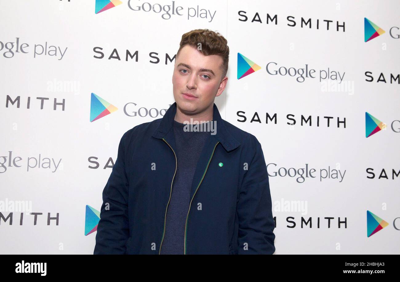 Sam Smith kommt im Londoner Roundhouse zu seinem Auftritt in der weltweit ersten Live-Musik-Werbung für Google Play an. Stockfoto