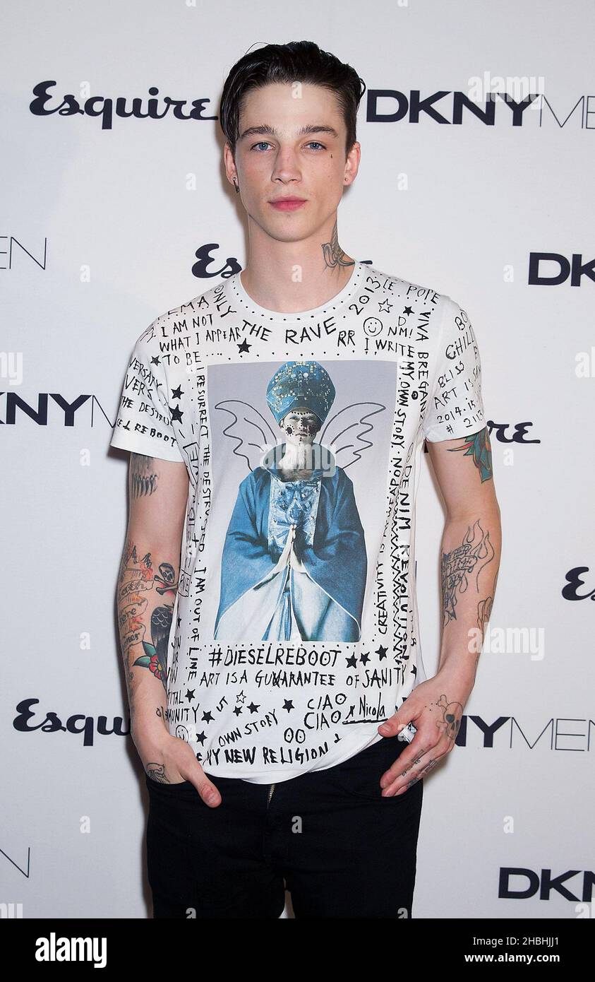 Ash Stymest kommt bei dem Debut London Collections Step and Repeat der DKNYMEN in London an. Stockfoto
