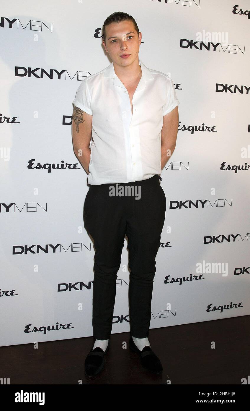 John Newman trifft auf das Debüt London Collections Step and Repeat der DKNYMEN in London ein. Stockfoto