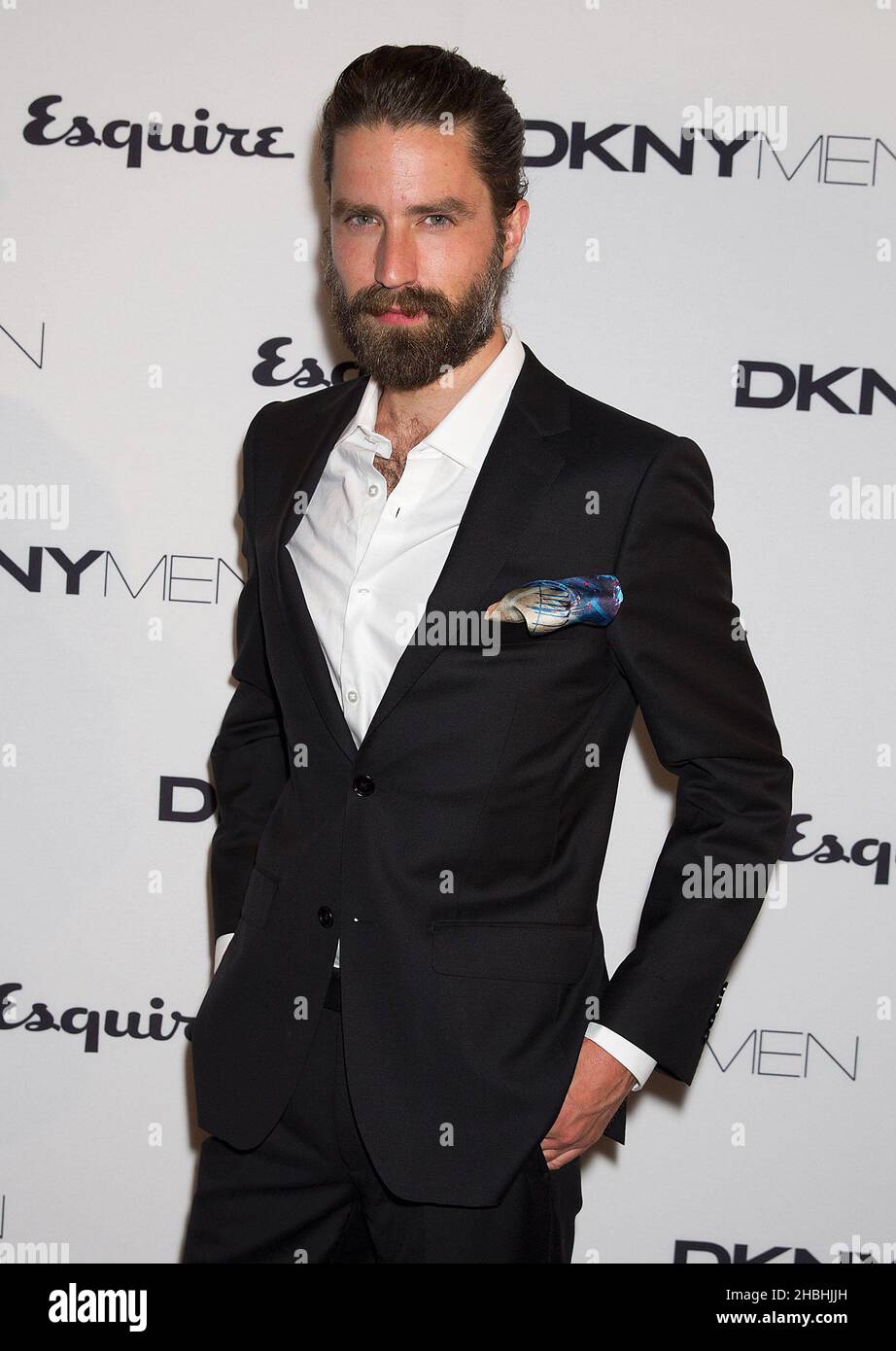 Jack Guiness kommt bei dem Debut London Collections Step and Repeat der DKNYMEN in London an. Stockfoto