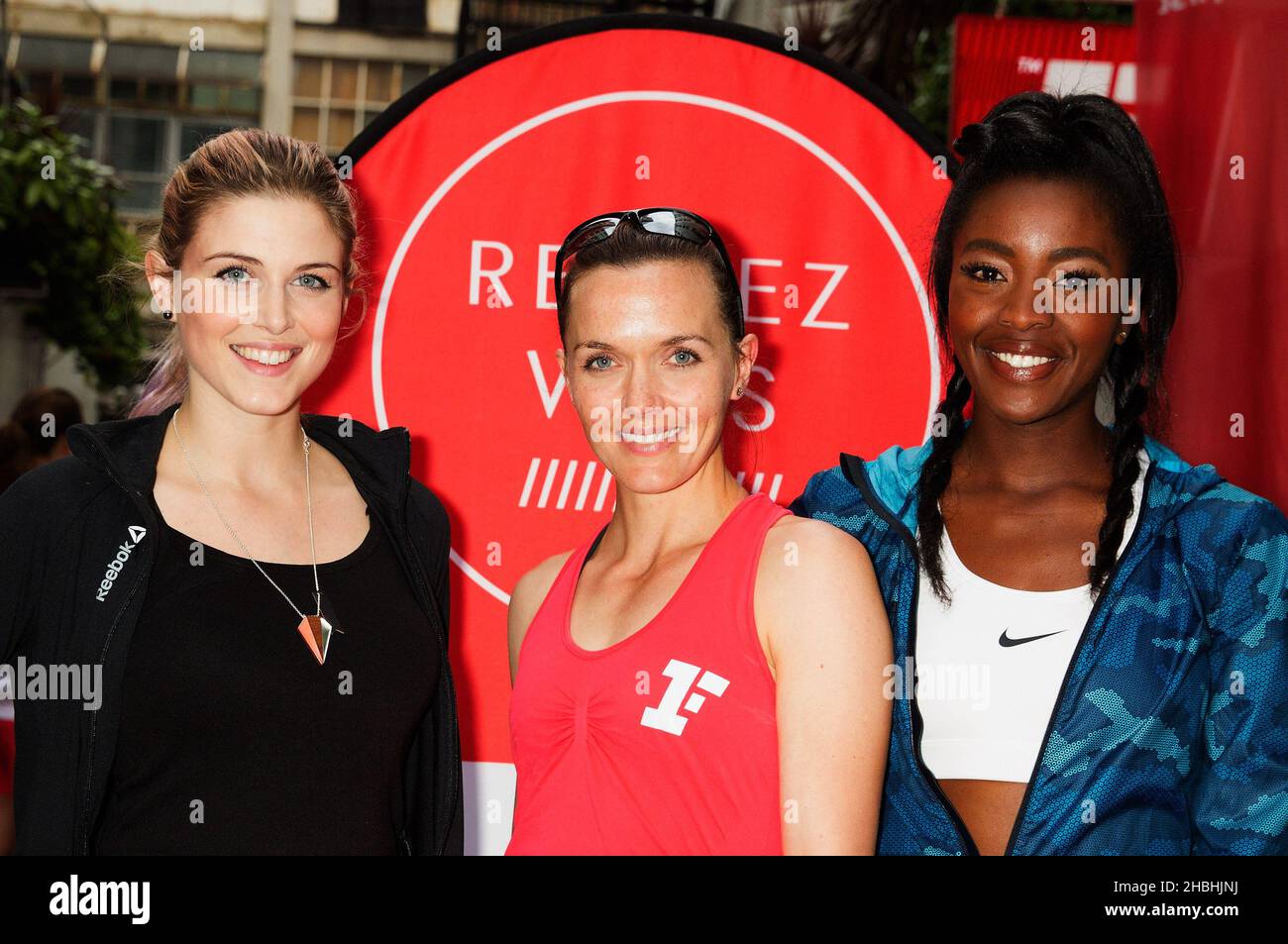 Olympia-Medaillengewinnerin Victoria Pendleton nimmt mit den TV-Stars Ashley James (L) und AJ Odudu (R) an einem Fotocall für den Fitness First Home Run in London Teil. Stockfoto