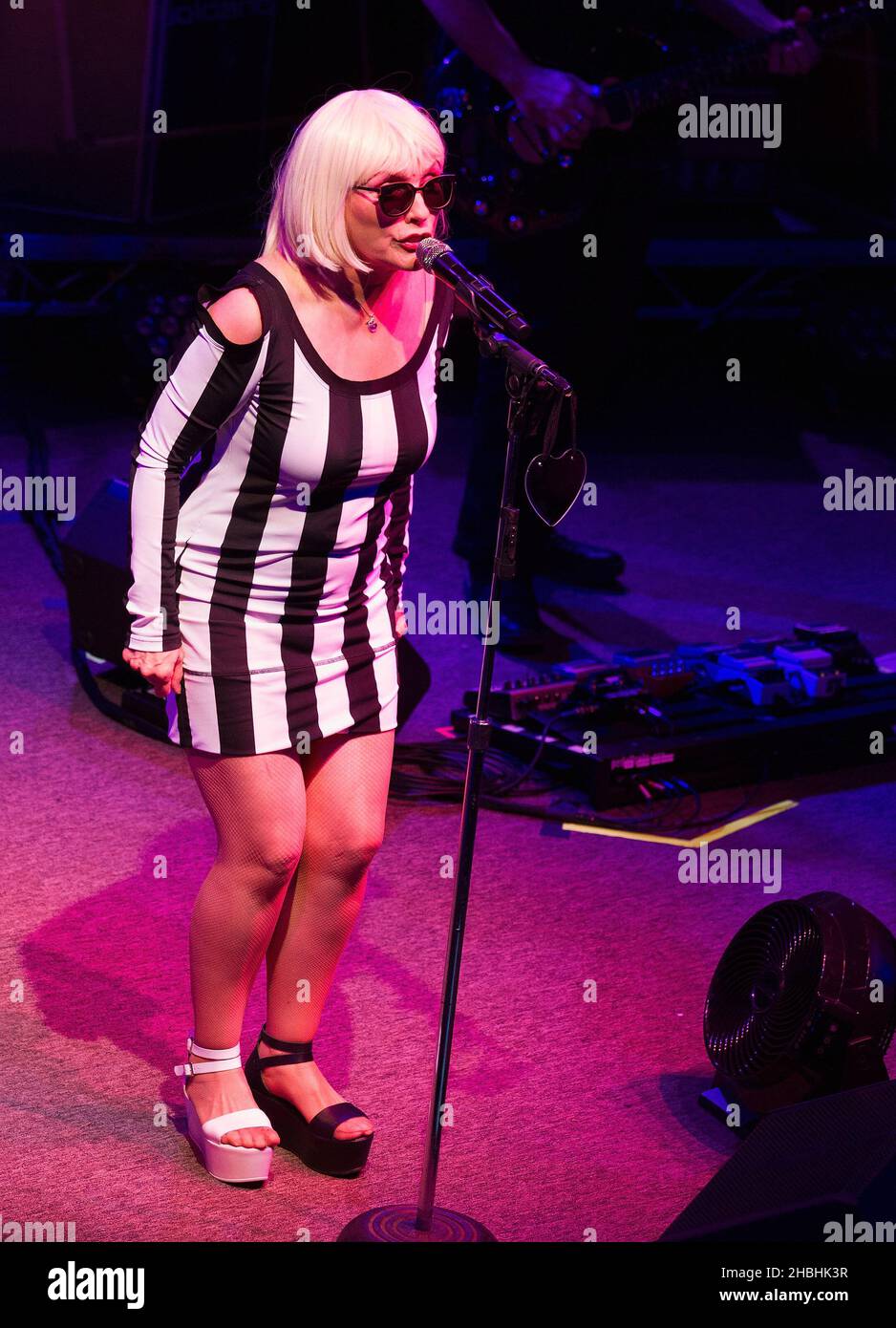 Deborah Harry tritt mit Blondie auf der Bühne im Shepherd's Bush Empire in London auf. Stockfoto