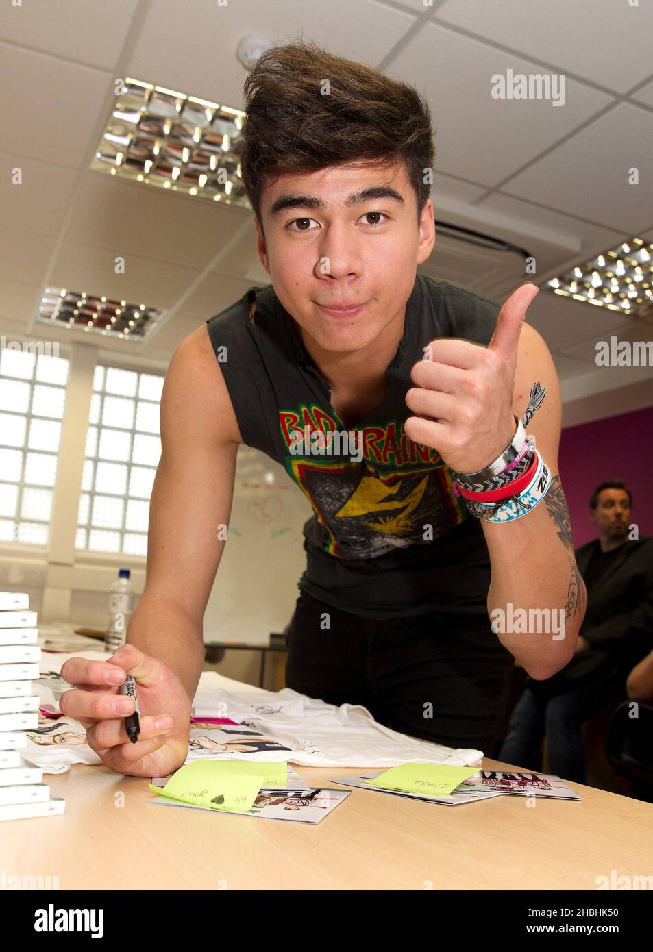 Calum Hood von 5 Sekunden Sommerunterzeichnung im HMV Oxford Circus in London. Stockfoto