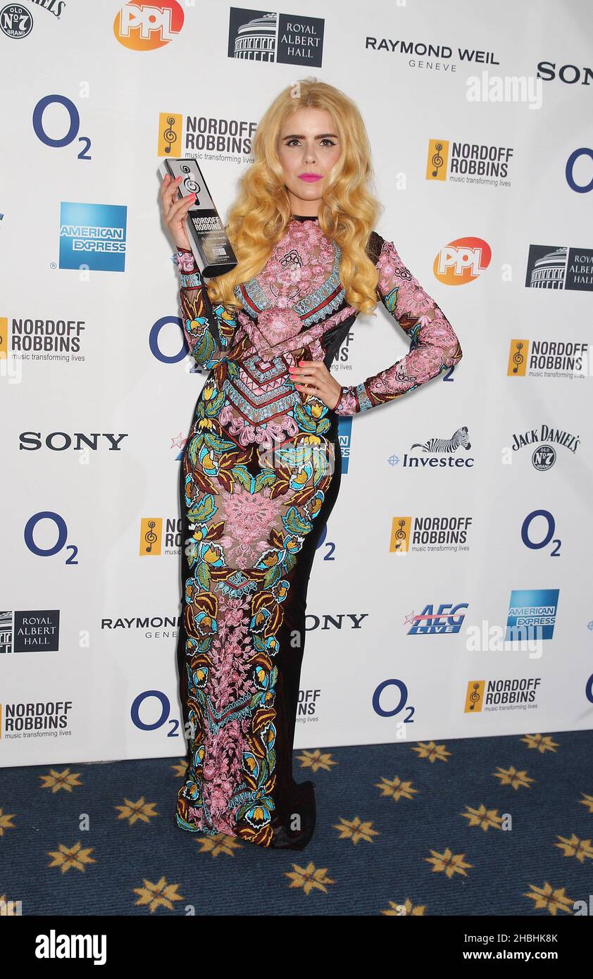 Paloma Faith wurde bei den Nordoff Robbins 02 Silver Clef Awards im Londoner Hilton Park Lane Hotel mit ihrem Preis für den besten britischen Act ausgezeichnet Stockfoto