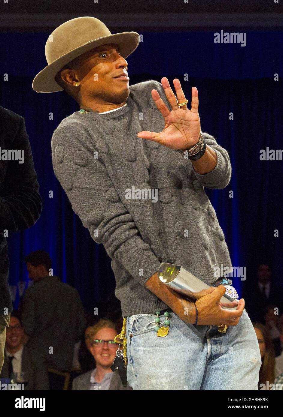 Pharell Williams gewinnt den Raymond weil International Award bei den Nordoff Robbins 02 Silver Clef Awards im Londoner Hilton Park Lane Hotel in London. Stockfoto