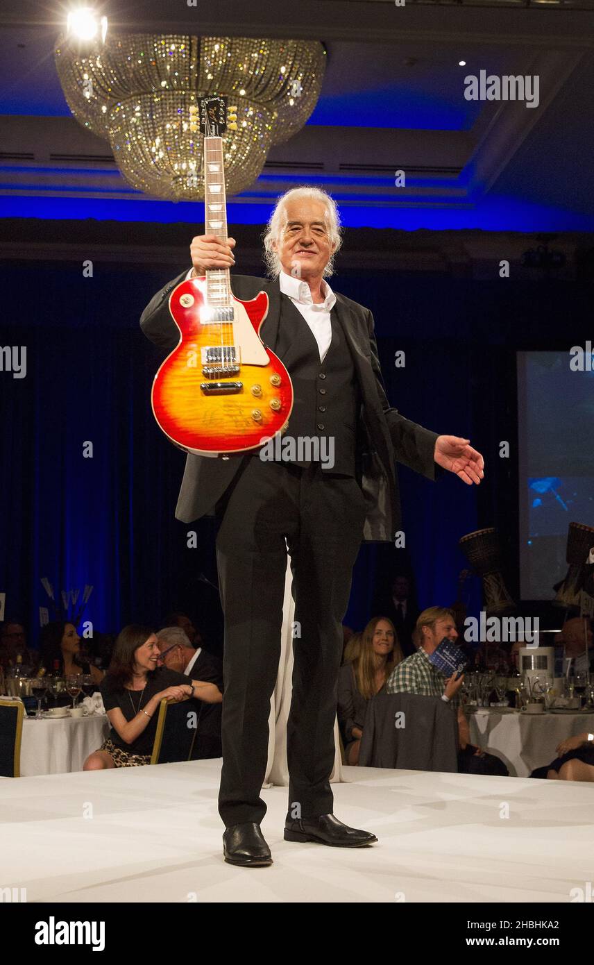 Jimmy Page versteigert seine Gitarre für £35.000 bei den Nordaff Robbins 02 Silver Clef Awards im Londoner Hilton Park Lane Hotel in London. Stockfoto