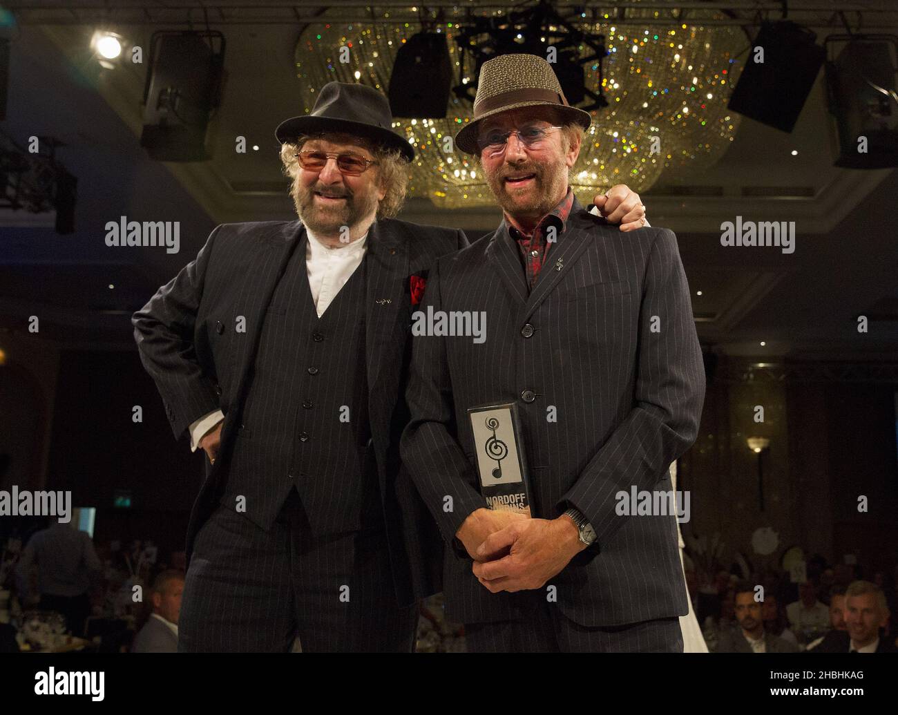 Chas und Dave, die den Investec Icon Award bei den Nordoff Robbins 02 Silver Clef Awards im Londoner Hilton Park Lane Hotel in London gewinnen. Stockfoto