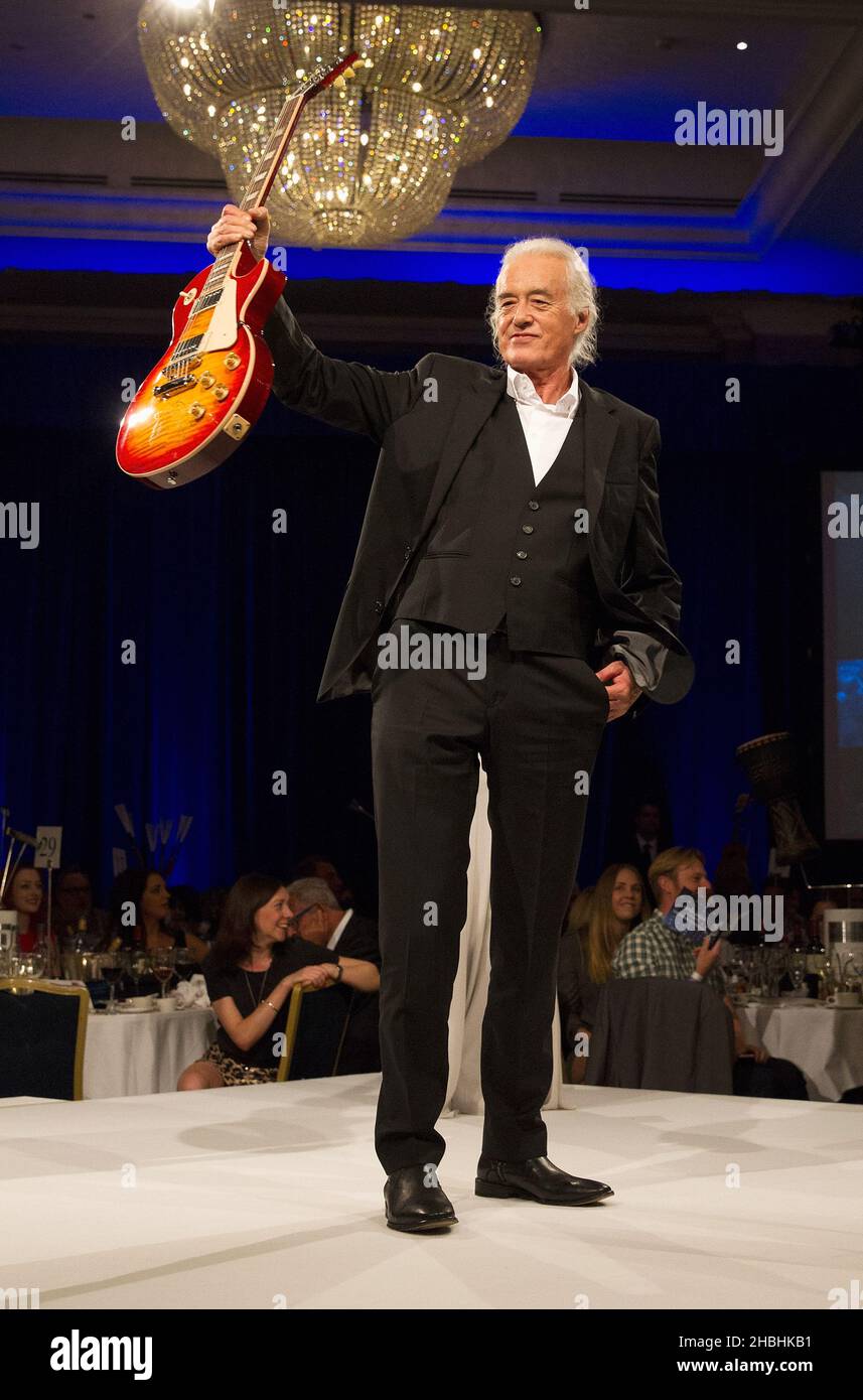 Jimmy Page versteigert seine Gitarre für £35.000 bei den Nordaff Robbins 02 Silver Clef Awards im Londoner Hilton Park Lane Hotel in London. Stockfoto