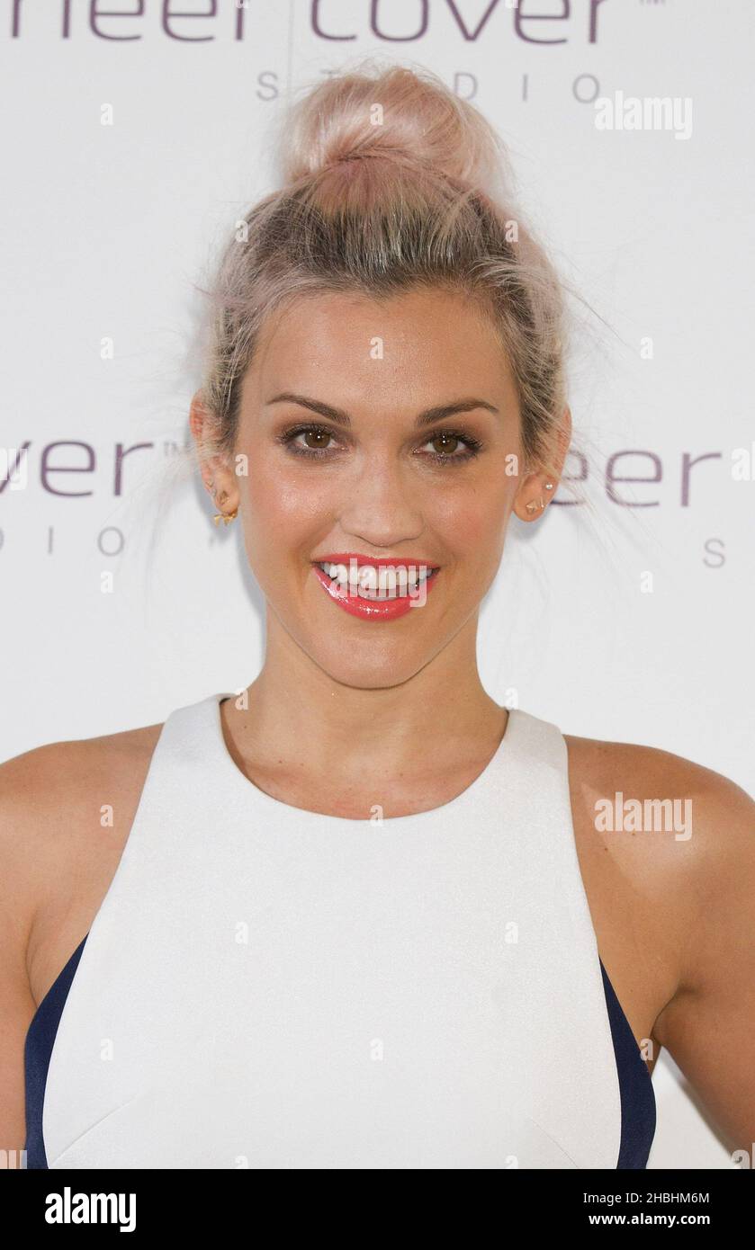 Ashley Roberts feiert, das Gesicht des meistverkauften Mineral Make-up-Sortiments Sheer Cover Studio bei Forge in Cornhill, London, zu werden. Stockfoto