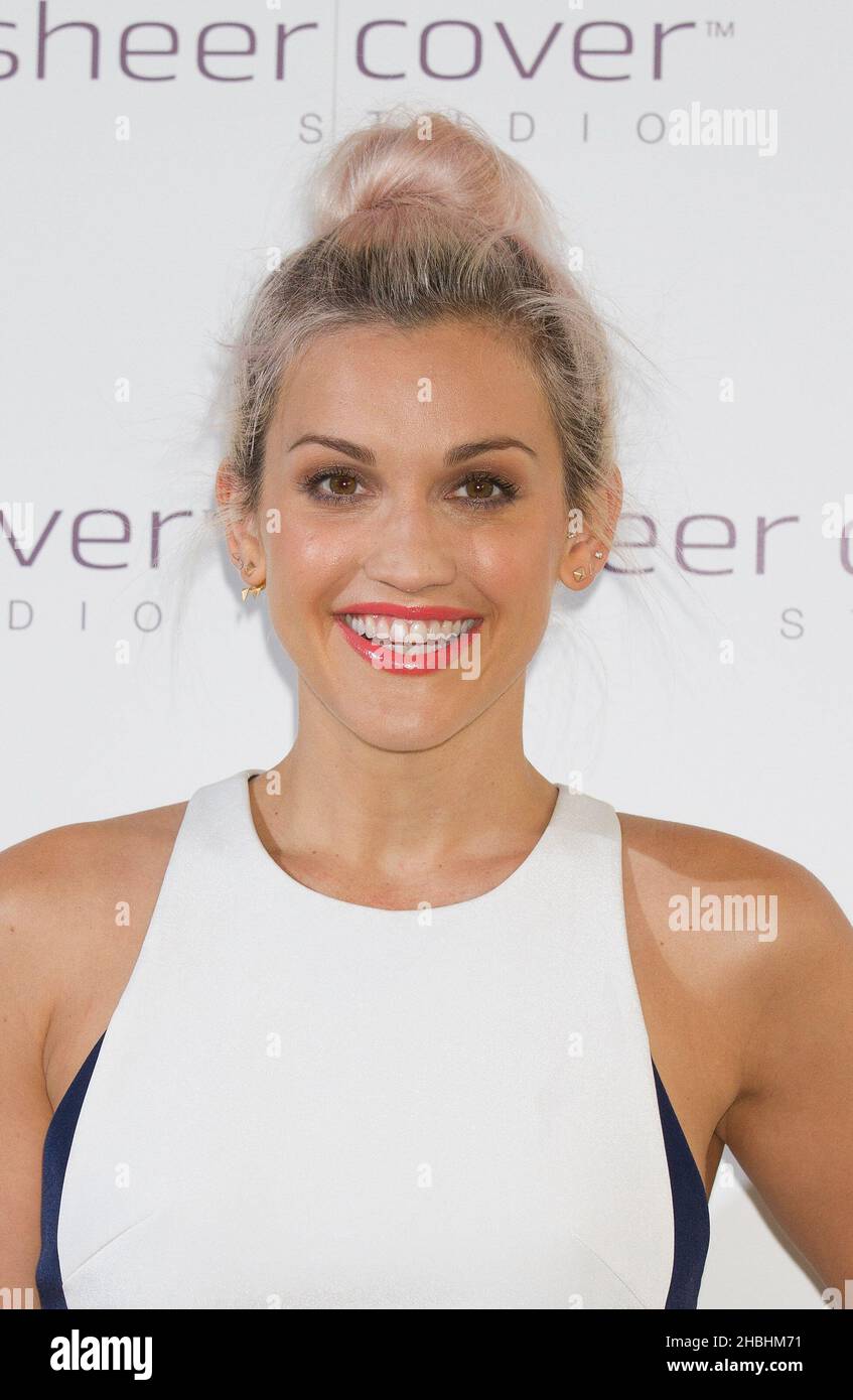 Ashley Roberts feiert, das Gesicht des meistverkauften Mineral Makeup