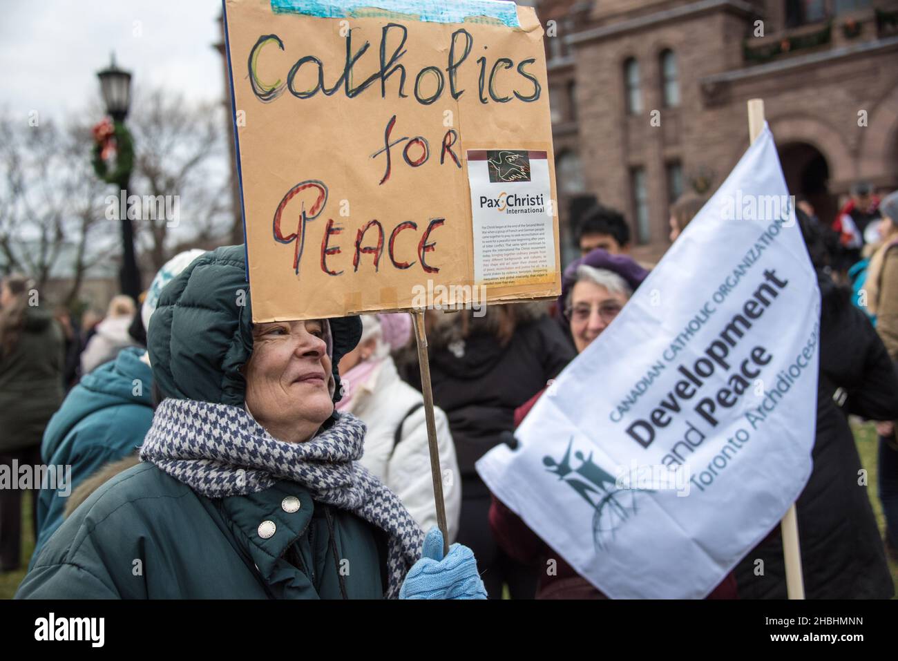 Toronto, Kanada - 29. November 2015: Katholiken für den Frieden: Globaler Klimamarsch in Toronto. Hunderte marschieren und fordern die Regierung auf, tatsächlich gegen sie zu handeln Stockfoto