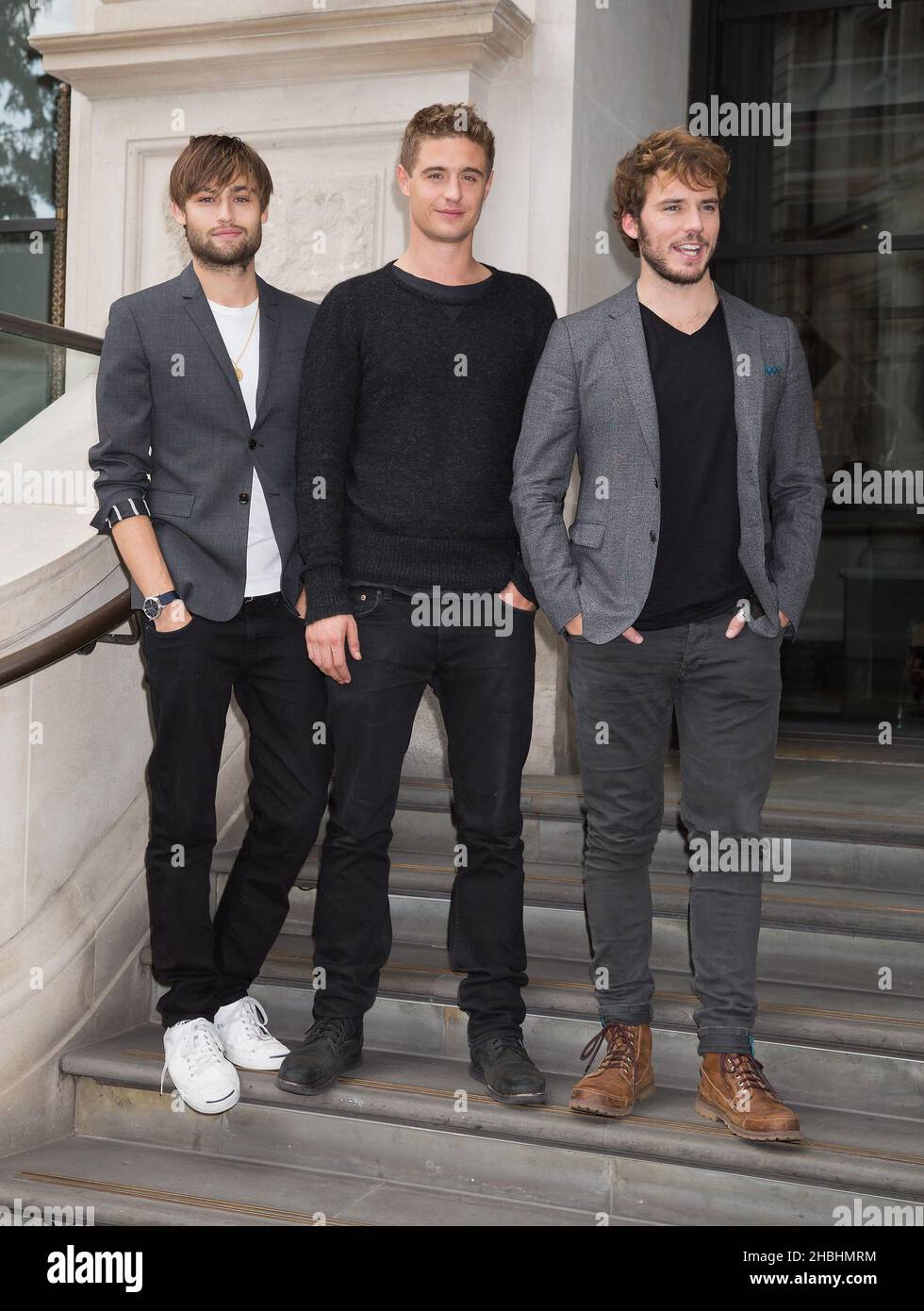 (L-R) Douglas Booth, Max Irons und Sam Claffin nehmen an der Fotocall des Riot Clubs vor dem Corinthia Hotel in London Teil. Stockfoto