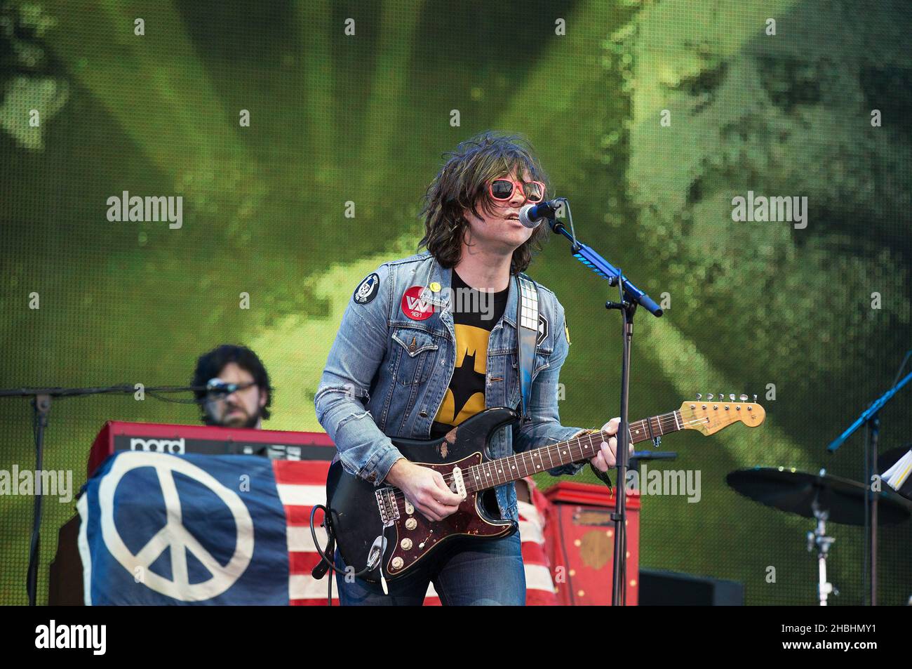 Ryan Adams tritt auf der Bühne bei der Abschlussfeier der Invictus Games im Queen Elizabeth Park in East London auf. Stockfoto