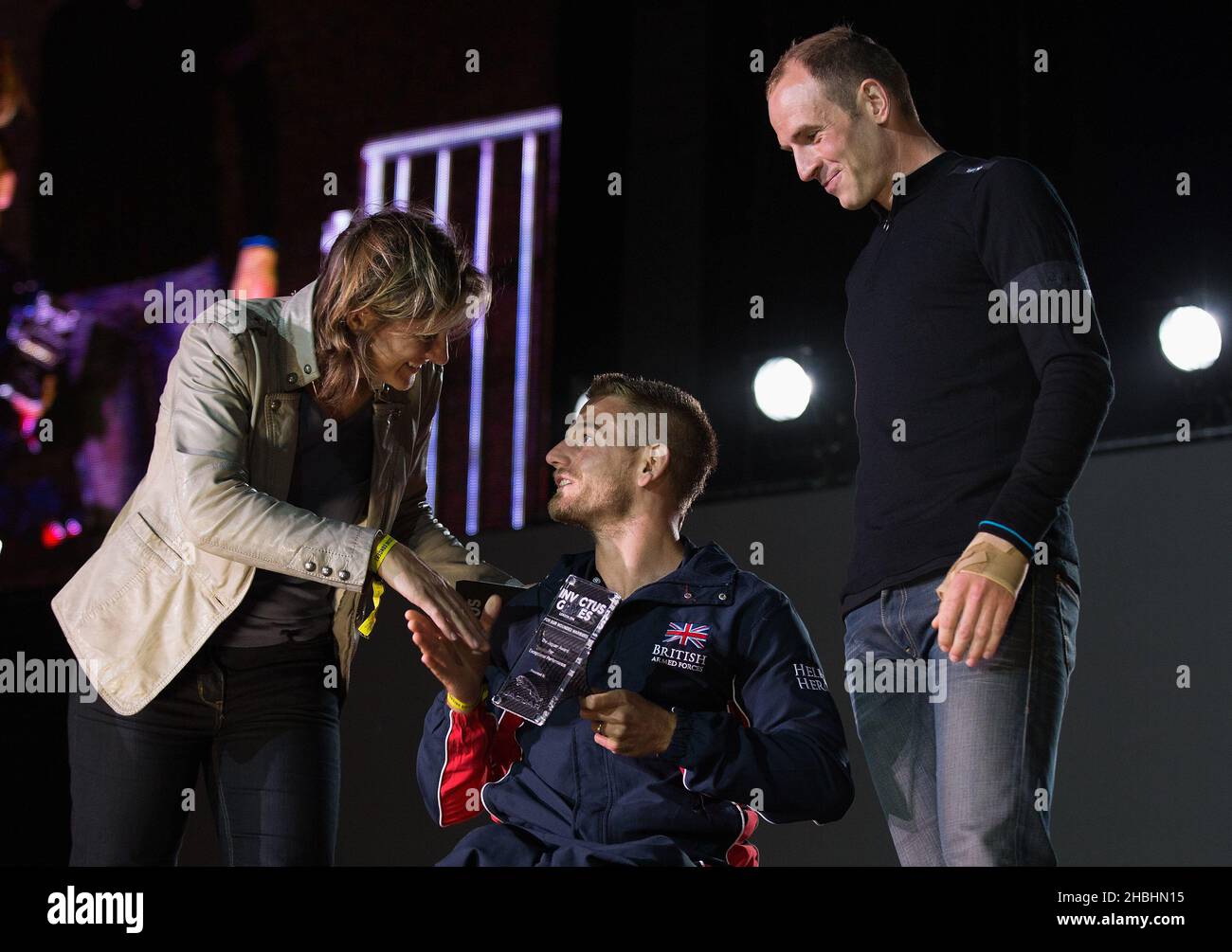 Die olympische Goldmedaillengewinnerin Rower Katherine Grainger überreicht der ehemaligen Royal Marine Joe Townsend den Jaguar Award für außergewöhnliche Leistungen bei der Abschlusszeremonie der Invictus Games im Queen Elizabeth Park im Osten Londons. Stockfoto