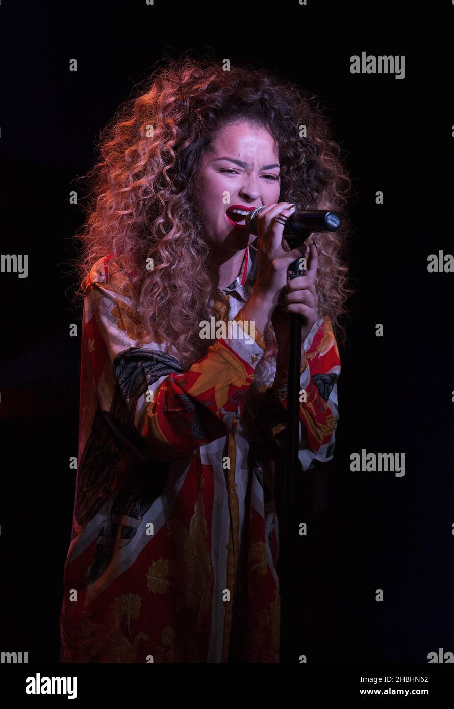 Ella Eyre tritt bei den Mobo-Nominierungen 2014 im Ronnie Scott's im Zentrum von London auf. Stockfoto