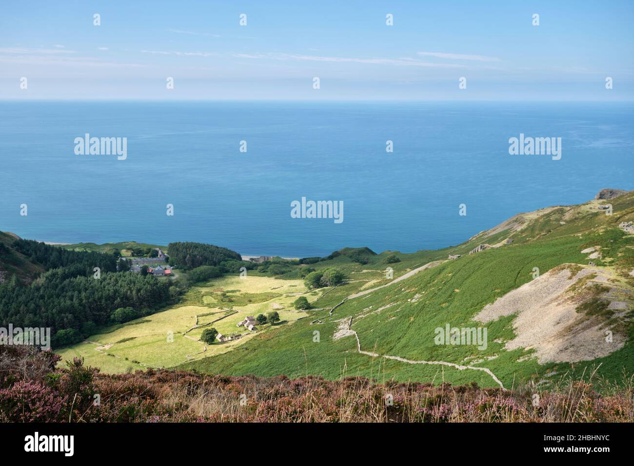 Blick über Nant Gwrtheyrn, Wales und die Irische See. Stockfoto