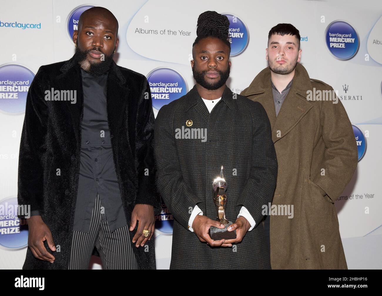 (Von links nach rechts) Alloysious Massaquoi, „G“ Hastings und Kayus Bankole of Young Fathers gewinnen den Barclaycard Mercury Prize im Roundhouse in London. Stockfoto