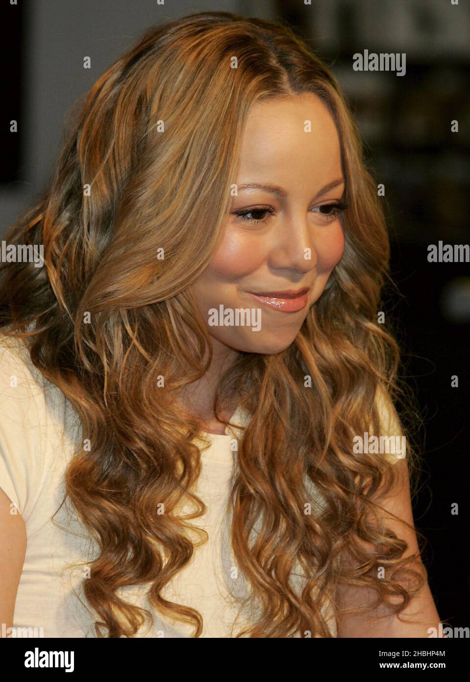 DIE US-Popsängerin Mariah Carey trifft Fans und signiert am 4. Dezember 2005 in London Kopien ihres preisgekrönten Albums „The Emancipation of Mimi: Ultra Platinum Edition“ in der HMV Oxford Street. Stockfoto