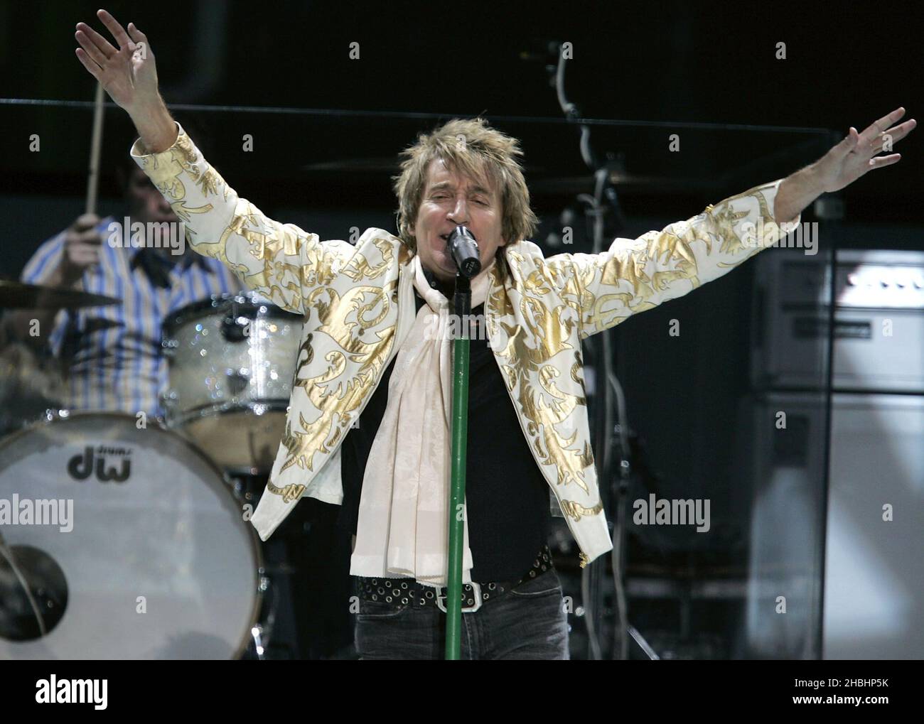 Rod Stewart spielt am 12. Dezember 2005 in London das dritte von drei Earls Court-Konzerten, die wegen Krankheit vom Mai verschoben wurden Stockfoto