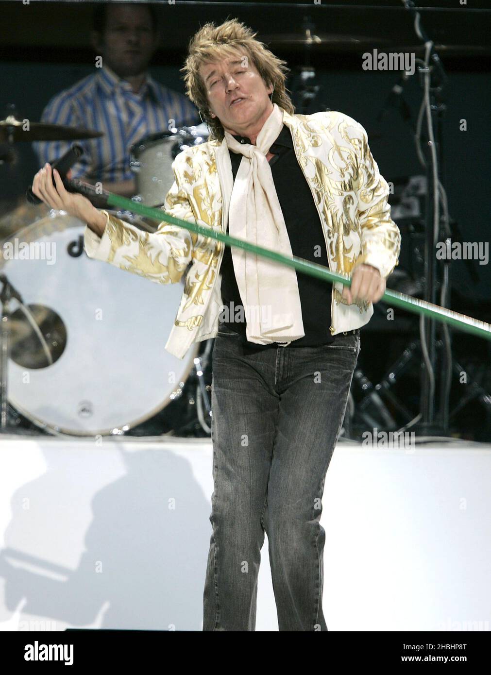 Rod Stewart spielt am 12. Dezember 2005 in London das dritte von drei Earls Court-Konzerten, die wegen Krankheit vom Mai verschoben wurden Stockfoto