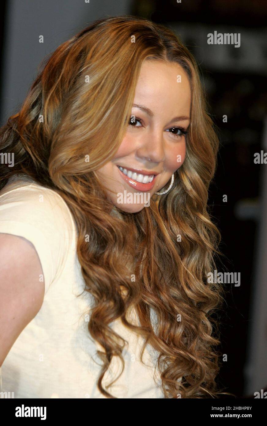 DIE US-Popsängerin Mariah Carey trifft Fans und signiert am 4. Dezember 2005 in London Kopien ihres preisgekrönten Albums „The Emancipation of Mimi: Ultra Platinum Edition“ in der HMV Oxford Street. Stockfoto