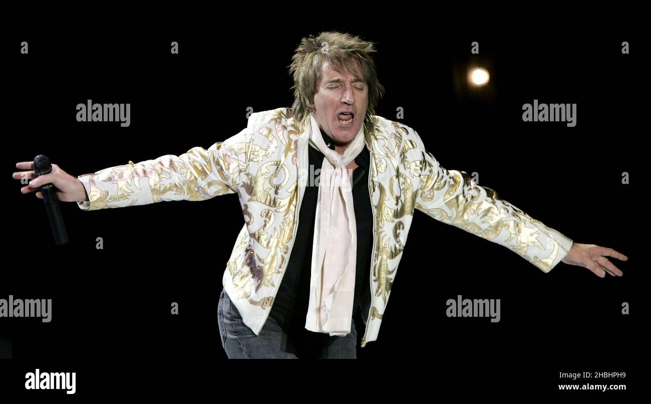 Rod Stewart spielt am 12. Dezember 2005 in London das dritte von drei Earls Court-Konzerten, die wegen Krankheit vom Mai verschoben wurden Stockfoto