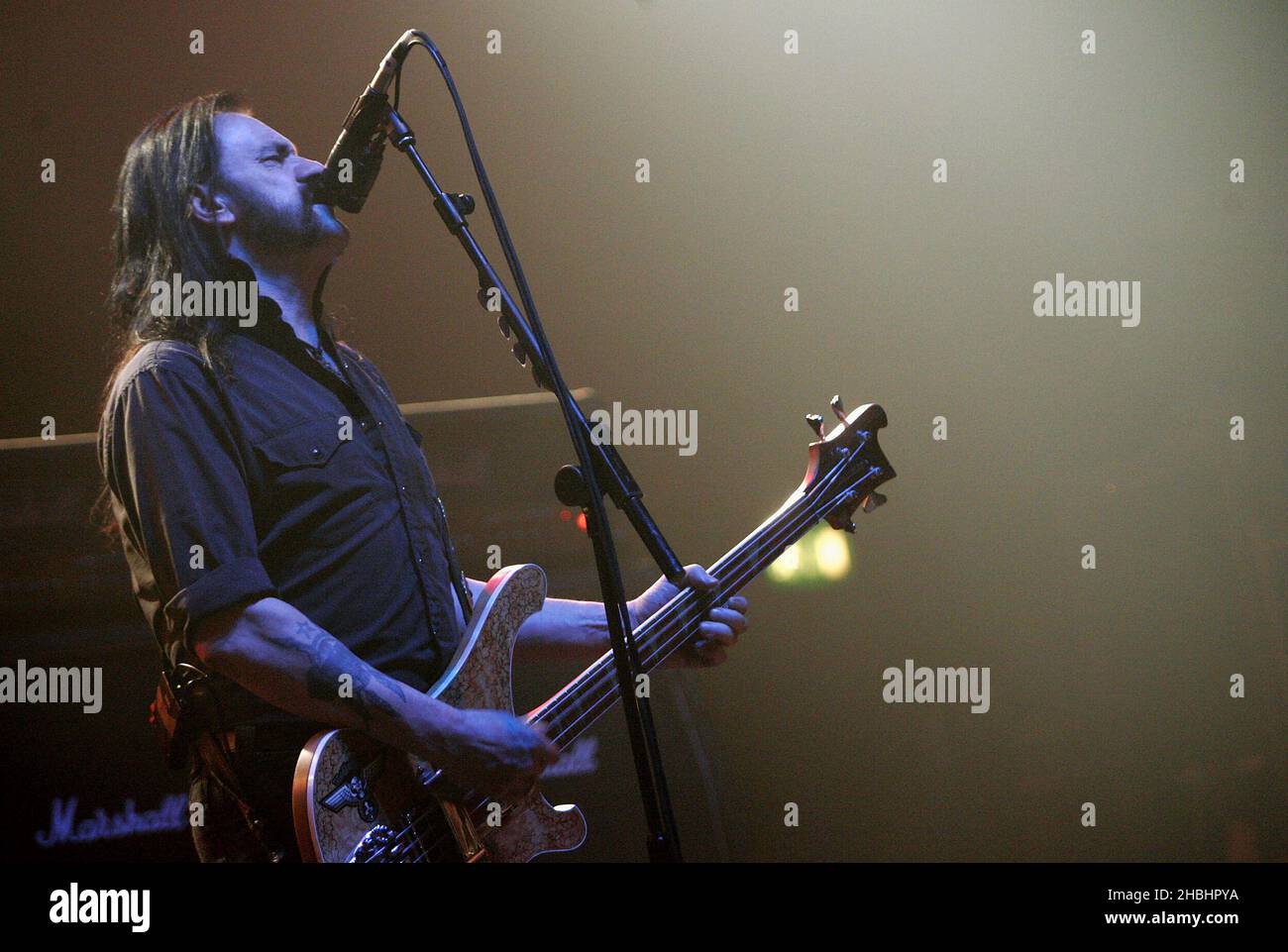 Lemmy Kilmister von der Metal-Rock-Gruppe Motorhead tritt auf der Bühne der Londoner Station ihrer 30.-jährigen Tournee in der Carling Academy Brixton in London auf. Stockfoto