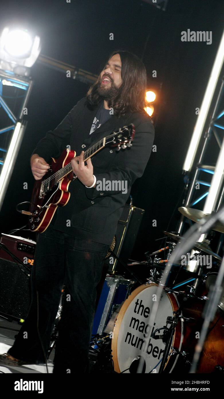 Romeo Stodart von The Magic Numbers tritt live auf der Bühne bei der Bekanntgabe der Shortlist für die Brit Awards 2006 mit Mastercard in den Riverside Studios, Hammersmith, London, auf. Stockfoto