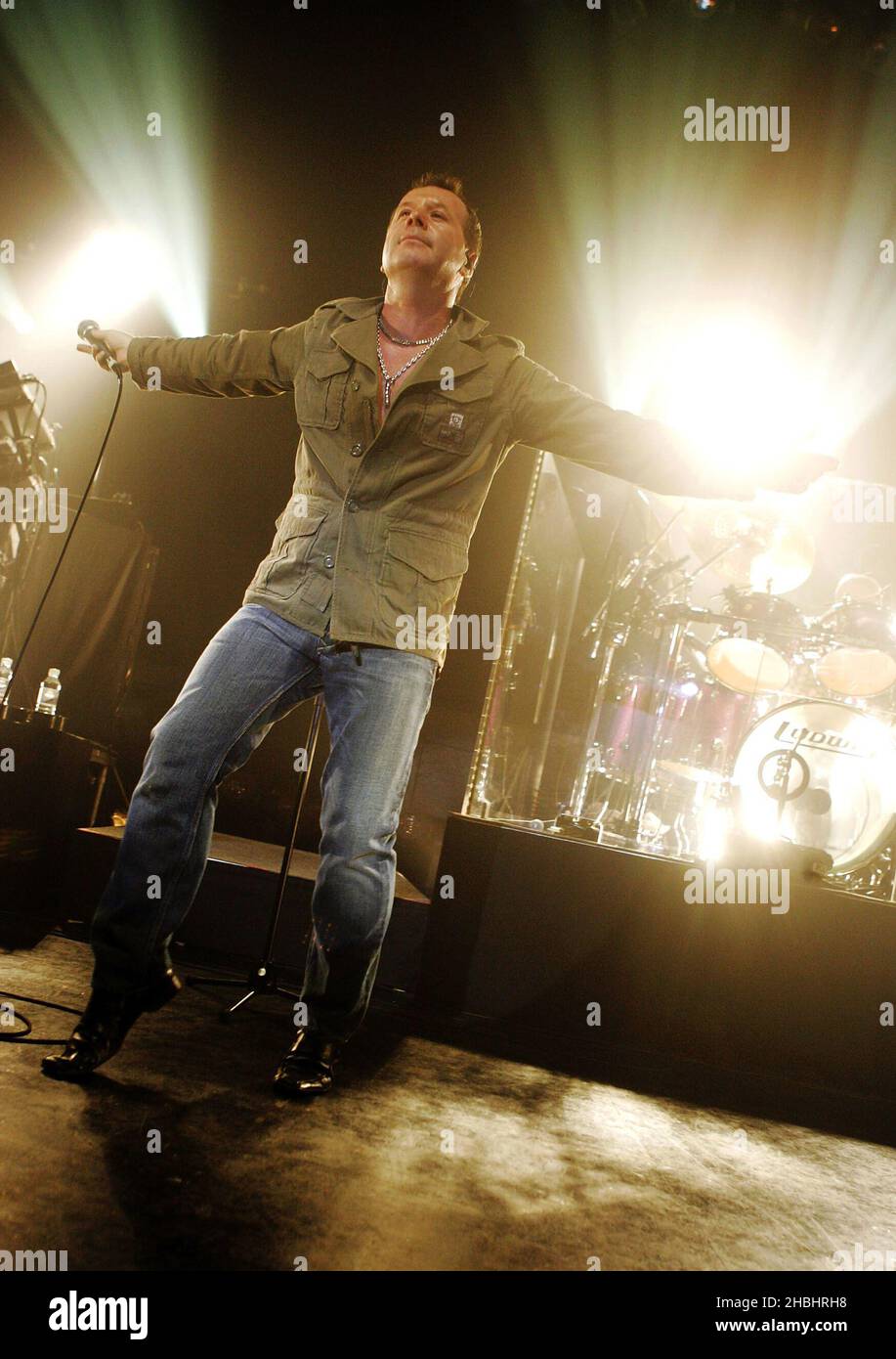 Jim Kerr von der schottischen Pop-Rock-Gruppe Simple Minds treten am 13. Februar 2006 in London live auf ihrem neuesten Album 'Black & White 050505' im Astoria auf. Stockfoto