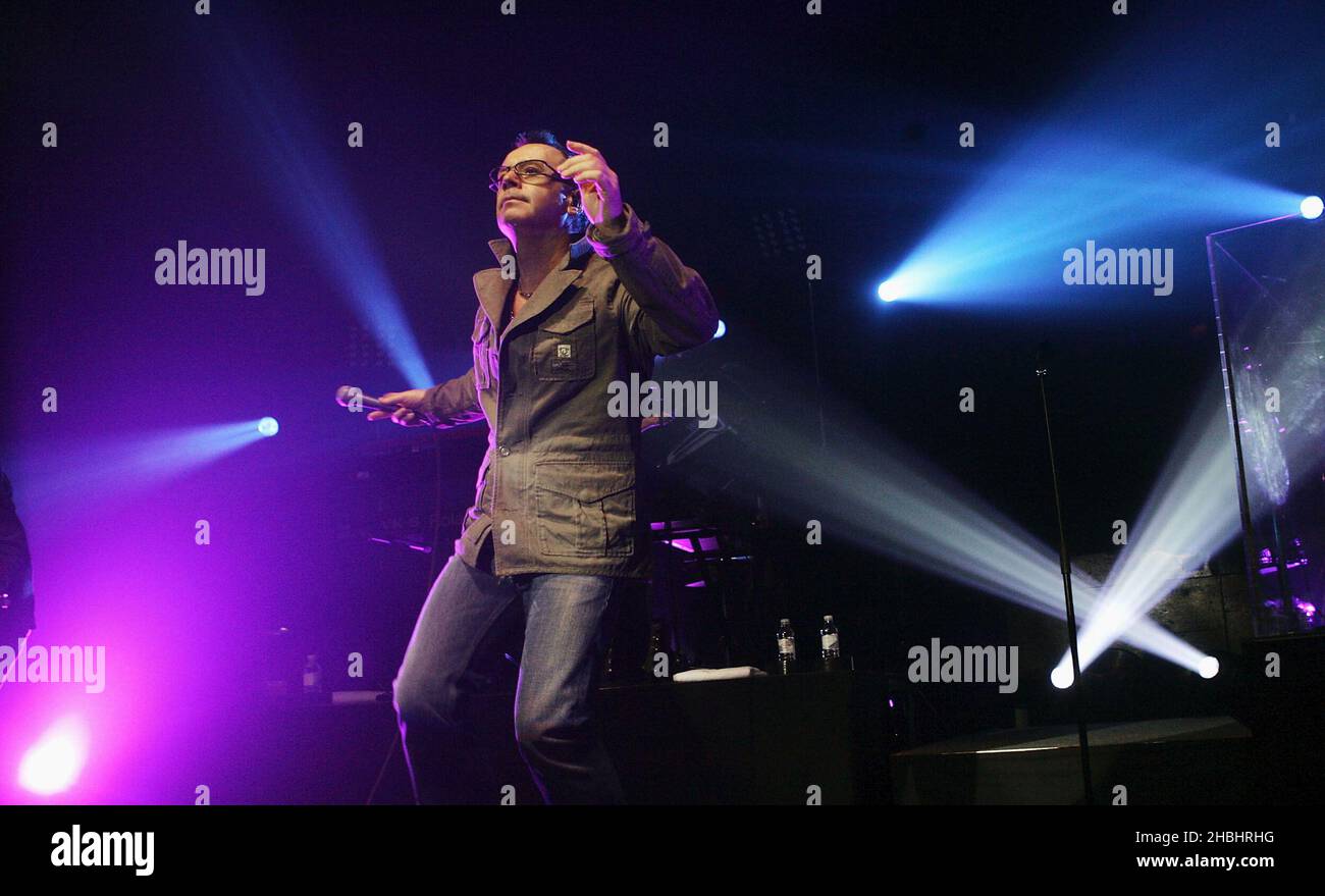 Jim Kerr von der schottischen Pop-Rock-Gruppe Simple Minds treten am 13. Februar 2006 in London live auf ihrem neuesten Album 'Black & White 050505' im Astoria auf. Stockfoto