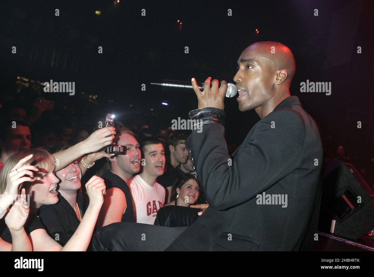 Simon Webbe ex Blue Sänger, tritt am 18. Februar 2006 live auf der Bühne im GAY Astoria in London auf. Stockfoto