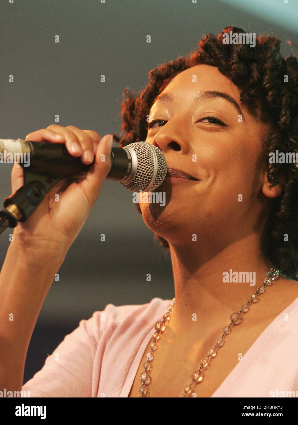 Die Leeds-Soulsängerin Corinne Bailey Rae spielt live und signiert Kopien ihrer Single 'Put Your Records On', am 20. Februar 2006 in der HMV Oxford Street in London, Stockfoto