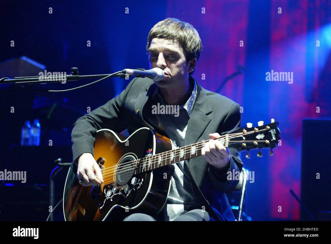 Noel Gallagher spielt live auf der Bühne beim Teenage Cancer Trust Konzert in der Royal Albert Hall London. Live. Halbe Länge. Stockfoto