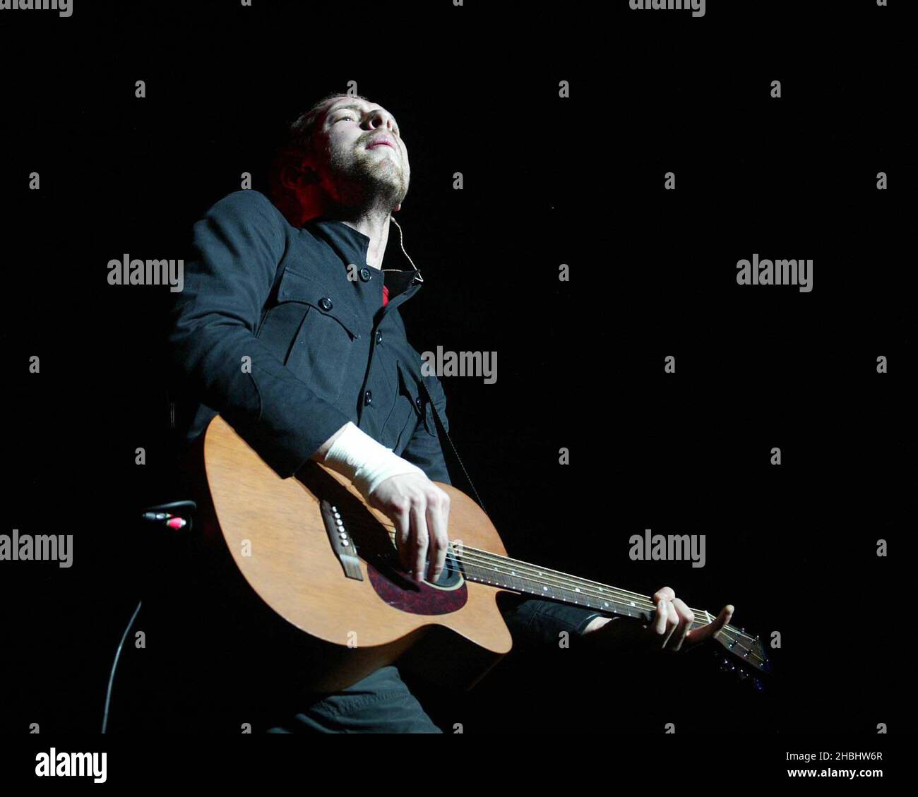 Coldplay spielt live auf der Bühne des Earls Court Exhibition Centre, London. Halbe Länge. Stockfoto