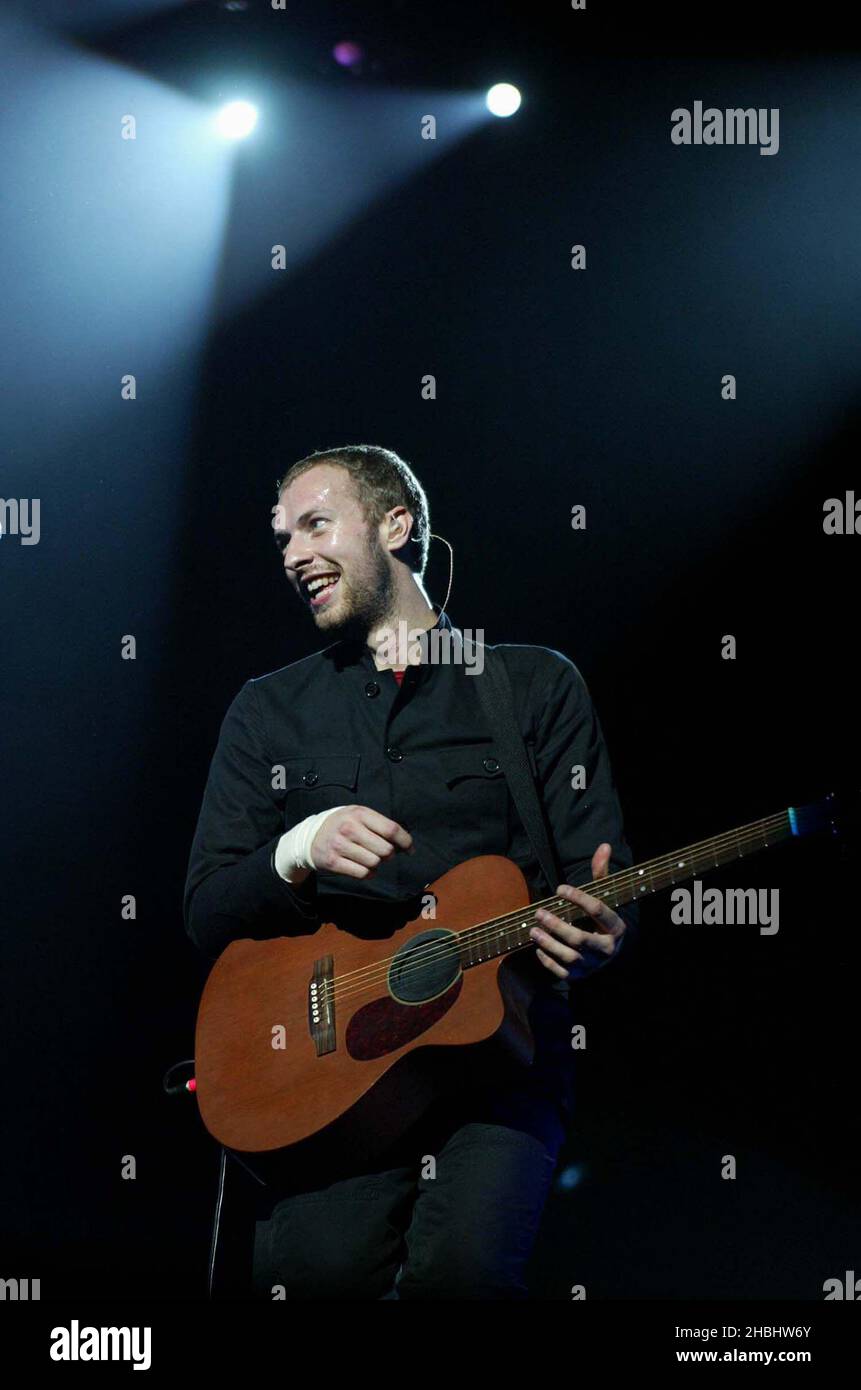 Coldplay spielt live auf der Bühne des Earls Court Exhibition Centre, London. Halbe Länge. Stockfoto