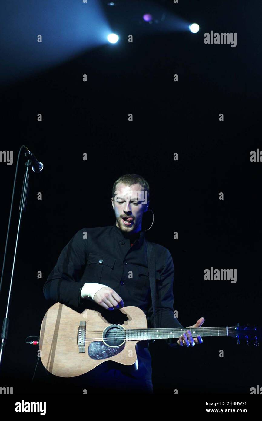 Coldplay spielt live auf der Bühne des Earls Court Exhibition Centre, London. Halbe Länge. Stockfoto
