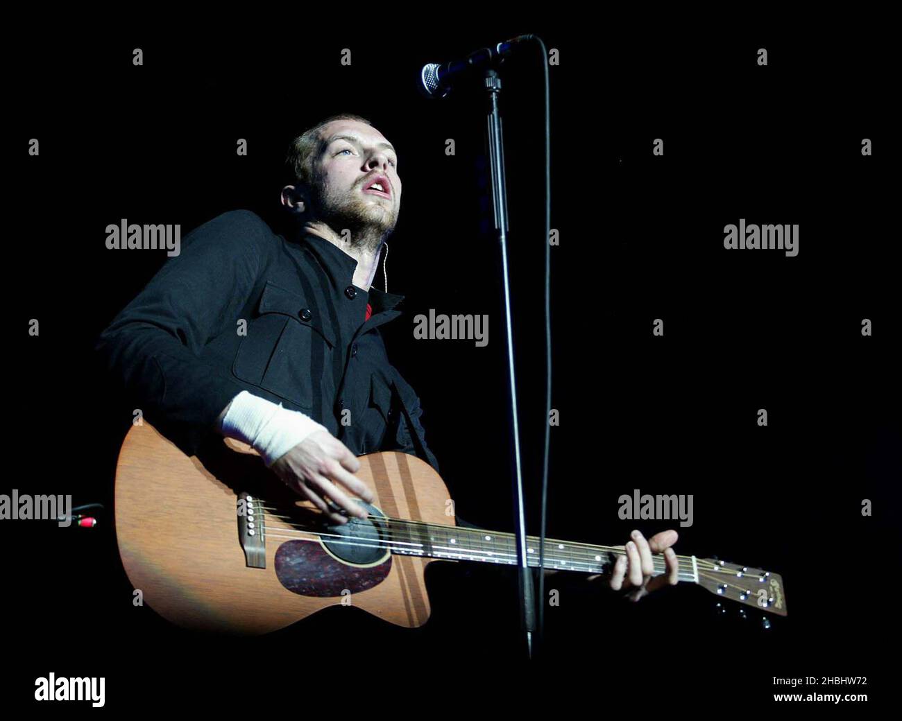 Coldplay spielt live auf der Bühne des Earls Court Exhibition Centre, London. Halbe Länge. Stockfoto