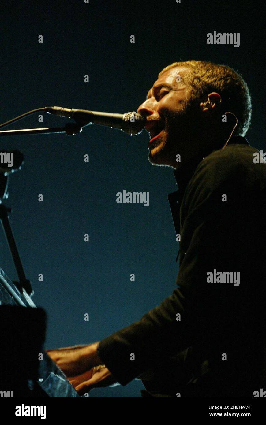 Coldplay spielt live auf der Bühne des Earls Court Exhibition Centre, London. Halbe Länge. Stockfoto