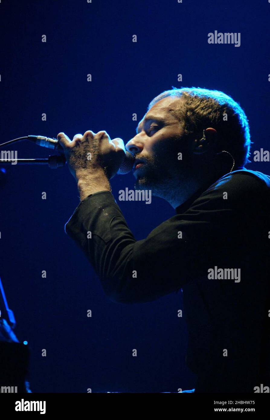 Coldplay spielt live auf der Bühne des Earls Court Exhibition Centre, London. Halbe Länge. Stockfoto