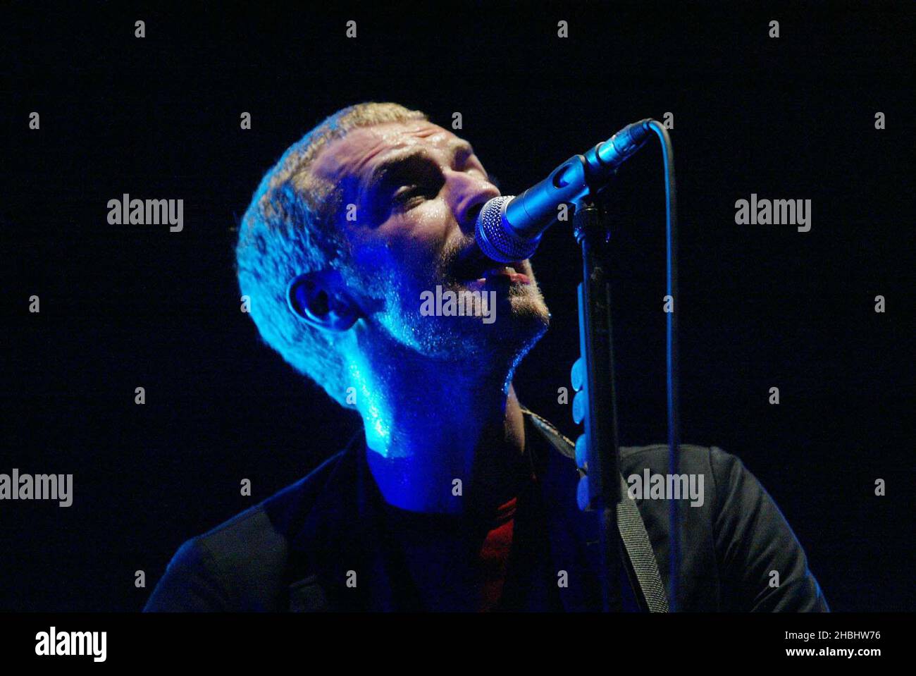 Coldplay spielt live auf der Bühne des Earls Court Exhibition Centre, London. Halbe Länge. Stockfoto