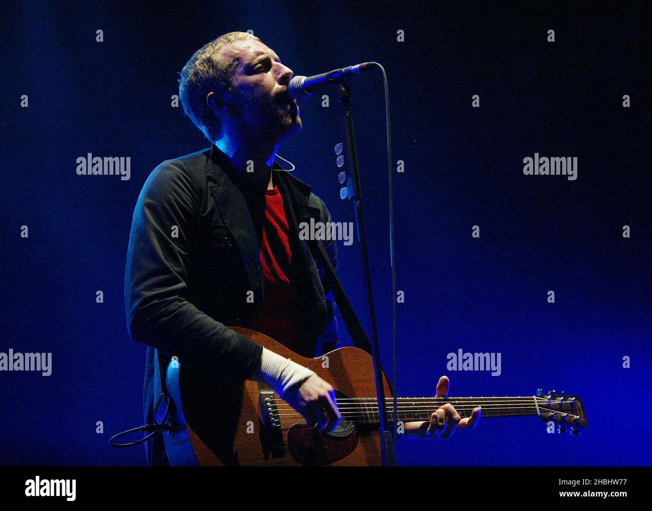 Coldplay spielt live auf der Bühne des Earls Court Exhibition Centre, London. Halbe Länge. Stockfoto