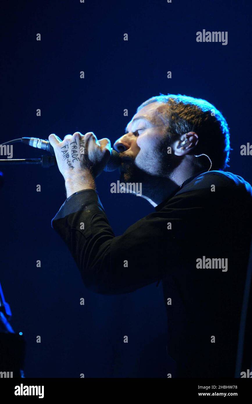 Coldplay spielt live auf der Bühne des Earls Court Exhibition Centre, London. Halbe Länge. Stockfoto